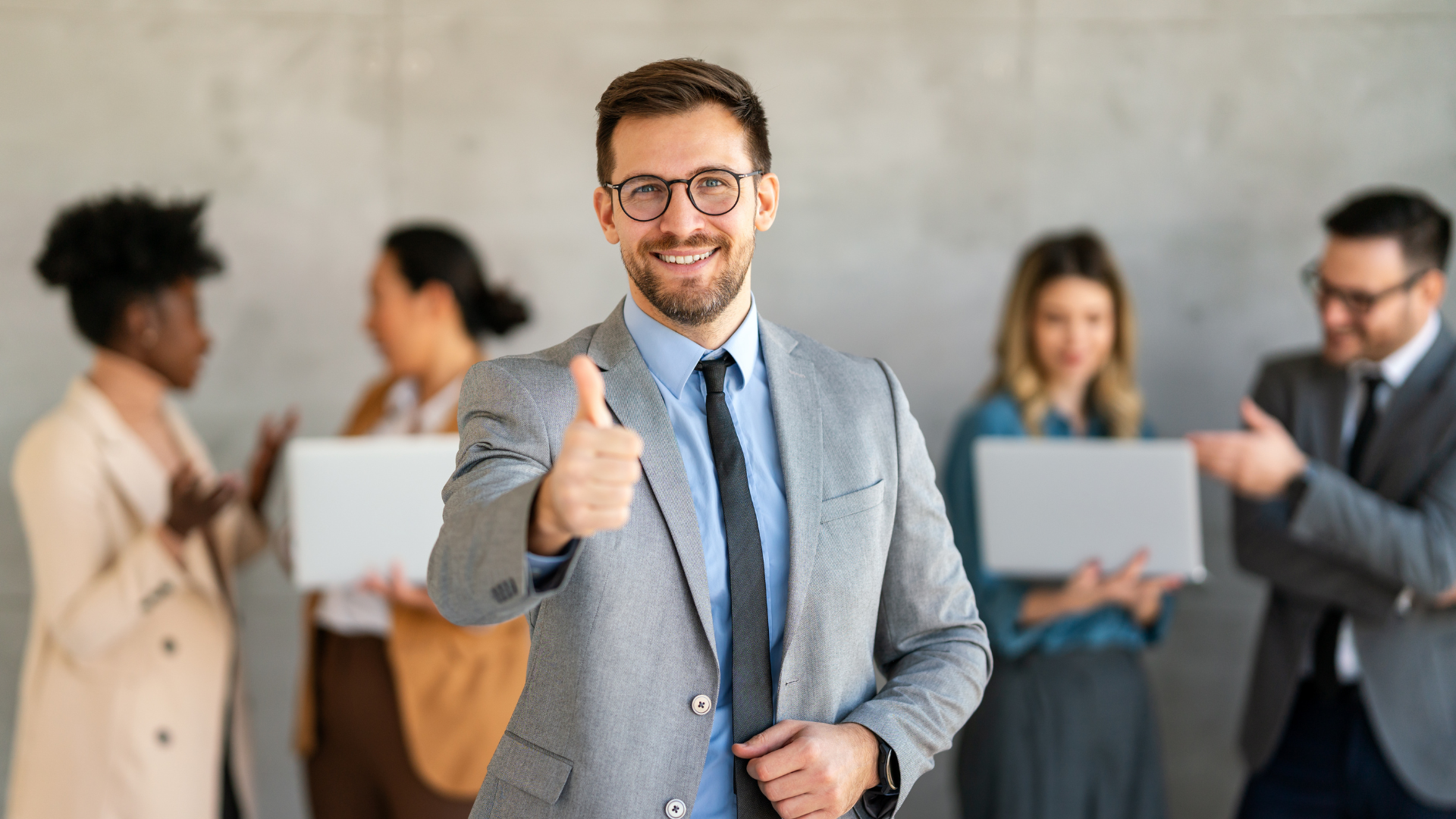 Empresario-sonriente-levantando-el-pulgar