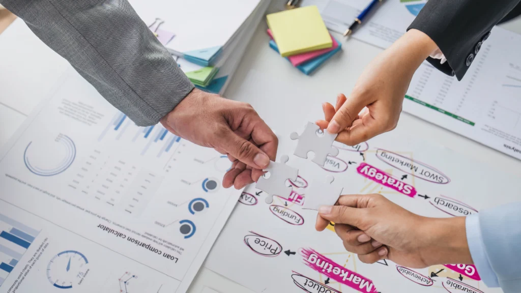 Colaboradores-trabajando-en-equipo