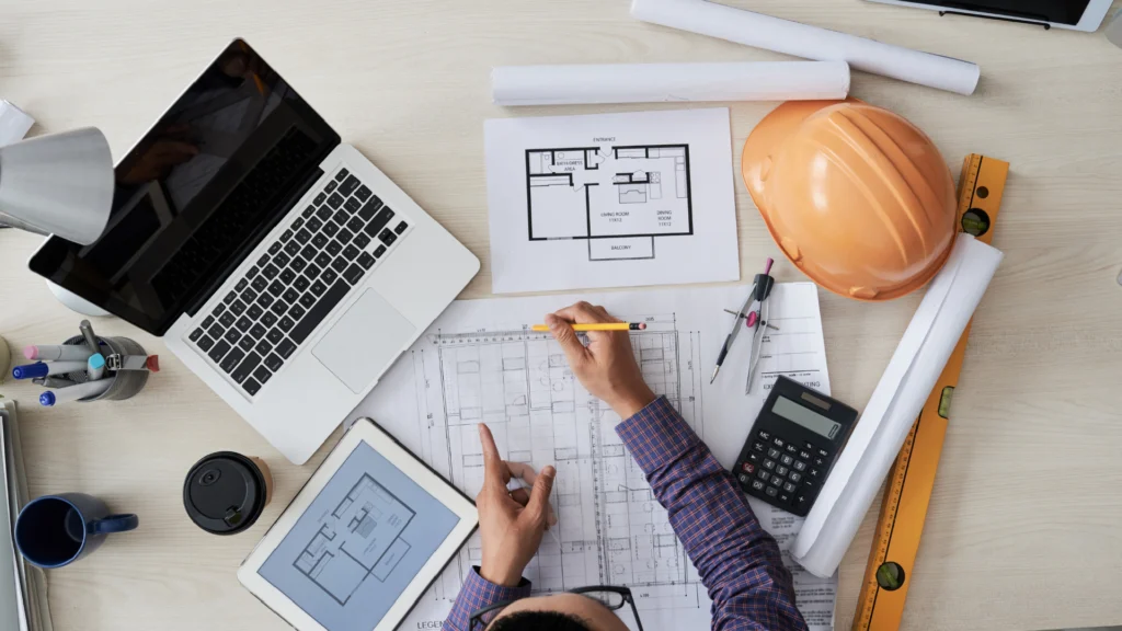 Arquitecto-trabajando-en-planos